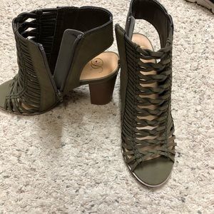 Open toed zip up heels in olive🙌🏼